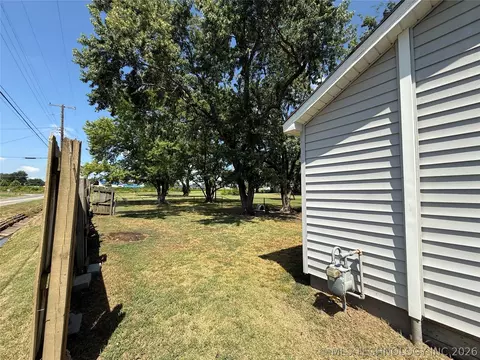 Exterior - 220 E Audd Ave, Checotah, OK 74426 photo 4 of 8