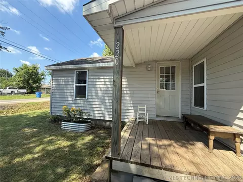 220 E Audd Ave, Checotah, OK 74426