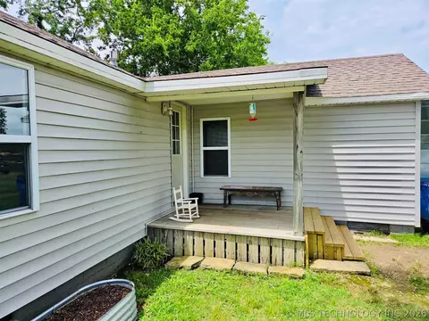 220 E Audd Ave, Checotah, OK 74426