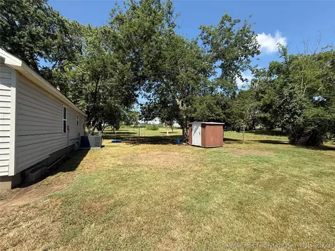 Exterior - 220 E Audd Ave, Checotah, OK 74426 photo 8 of 10
