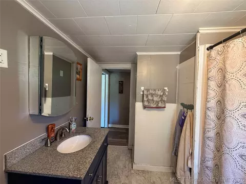 Bath - 220 E Audd Ave, Checotah, OK 74426 photo 1 of 1