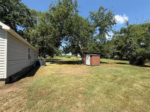 Exterior - 220 E Audd Ave, Checotah, OK 74426 photo 6 of 8
