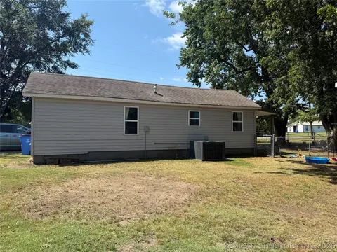 Exterior - 220 E Audd Ave, Checotah, OK 74426 photo 9 of 10