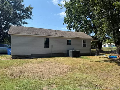 Exterior - 220 E Audd Ave, Checotah, OK 74426 photo 7 of 8