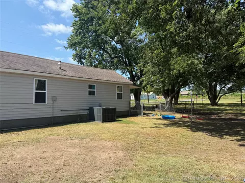 Exterior - 220 E Audd Ave, Checotah, OK 74426 photo 10 of 10