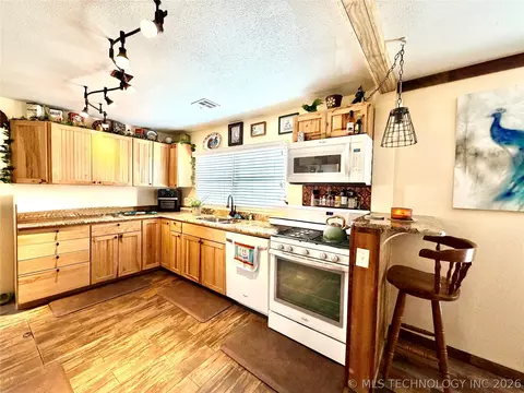 Kitchen - 207 E Smith St, Henryetta, OK 74437 photo 5 of 6