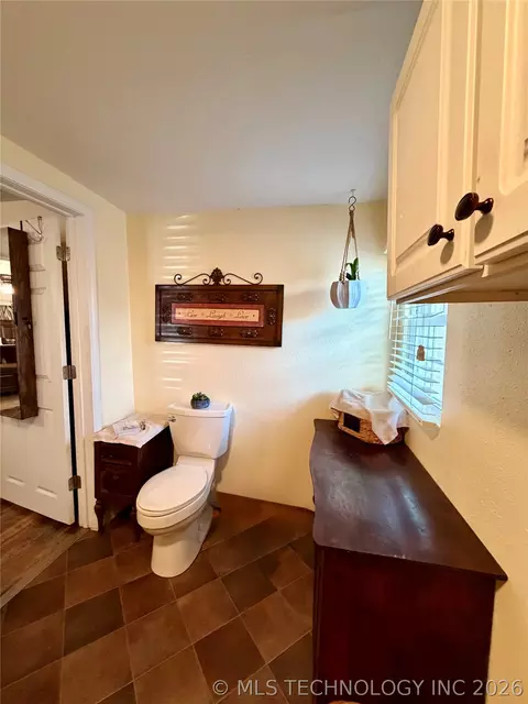 Bath - 207 E Smith St, Henryetta, OK 74437 photo 1 of 3
