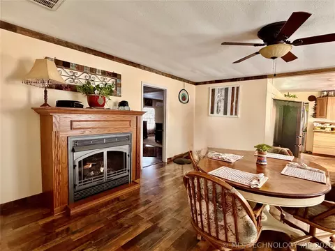 Dining - 207 E Smith St, Henryetta, OK 74437 photo 3 of 3