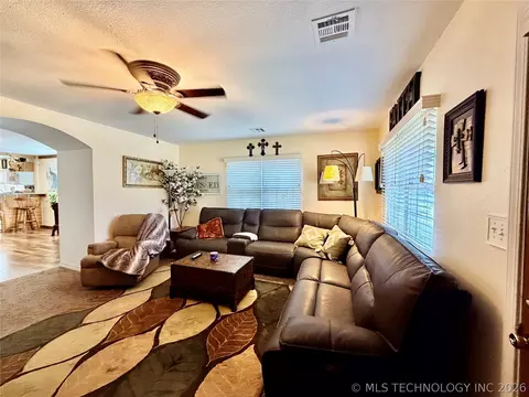 Living - 207 E Smith St, Henryetta, OK 74437 photo 2 of 2