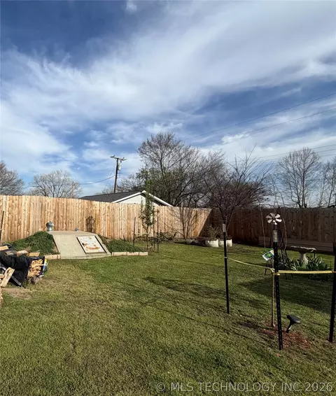 Exterior - 207 E Smith St, Henryetta, OK 74437 photo 4 of 5