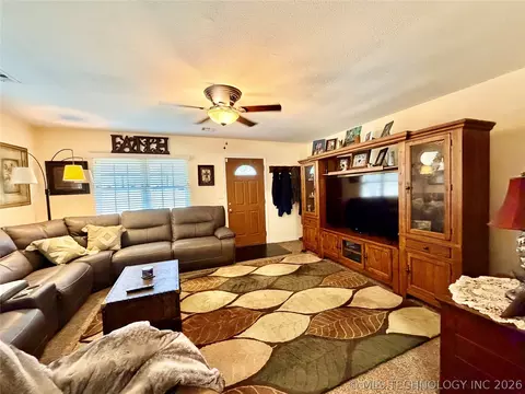 Living - 207 E Smith St, Henryetta, OK 74437 photo 1 of 2