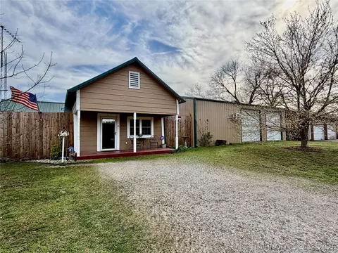 Exterior - 207 E Smith St, Henryetta, OK 74437 photo 2 of 5