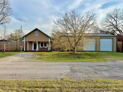 207 E Smith St, Henryetta, OK 74437