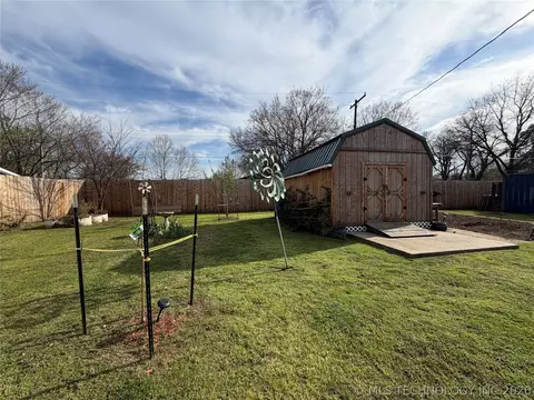 Exterior - 207 E Smith St, Henryetta, OK 74437 photo 3 of 5