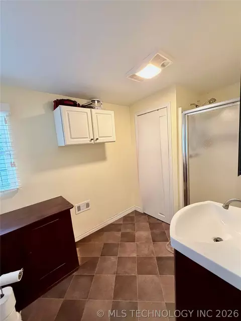 Bath - 207 E Smith St, Henryetta, OK 74437 photo 2 of 3