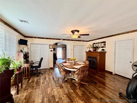 Dining - 207 E Smith St, Henryetta, OK 74437 photo 2 of 3