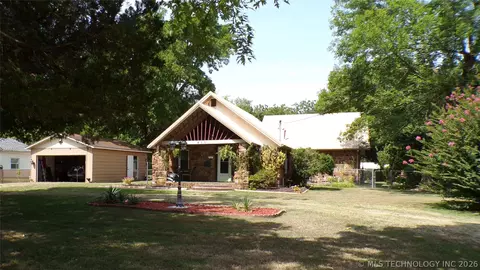 811 N State St, Wagoner, OK 74467