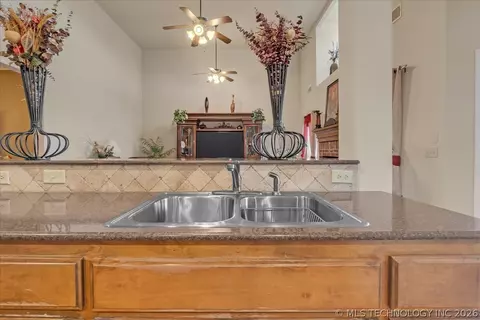 Kitchen - 16506 E 49th Pl, Tulsa, OK 74134 photo 4 of 7
