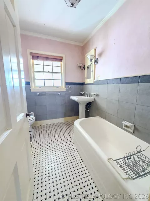 Bath - 208 E Kings, Ada, OK 74820 photo 1 of 3