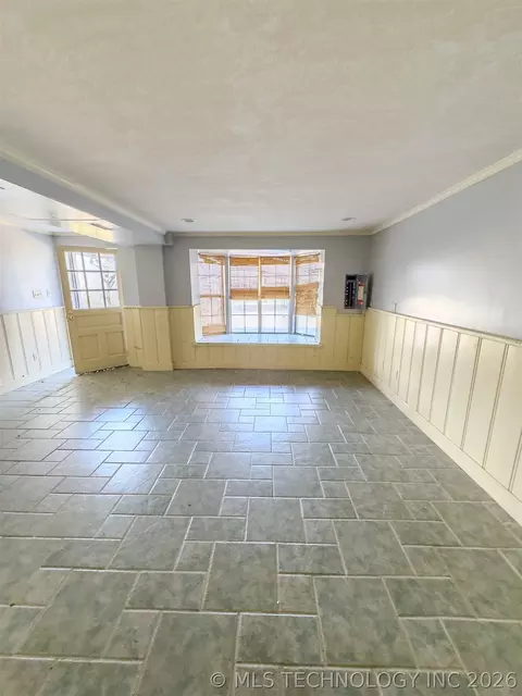 Living - 208 E Kings, Ada, OK 74820 photo 4 of 5