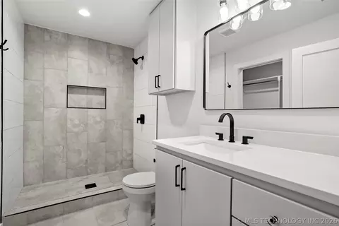 Bath - 7923 E 26th Pl, Tulsa, OK 74129 photo 4 of 5