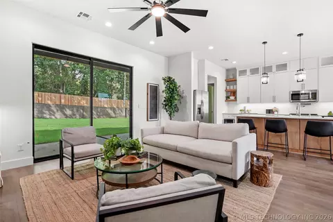 Living - 7923 E 26th Pl, Tulsa, OK 74129 photo 2 of 4