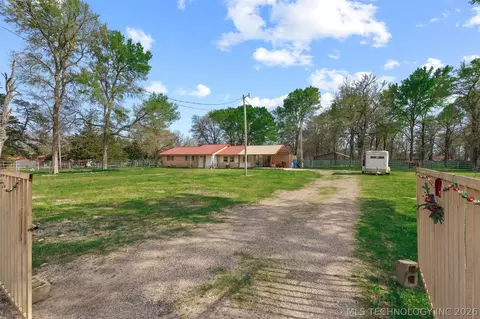 2628 E 2064 Rd, Hugo, OK 74743