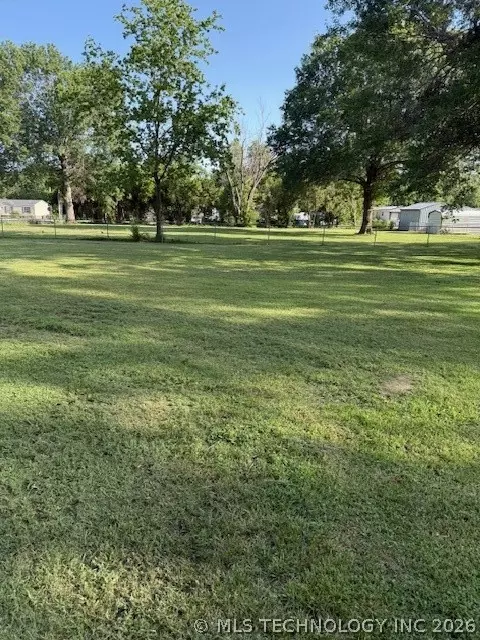 215 S 4th St, Chouteau, OK 74337