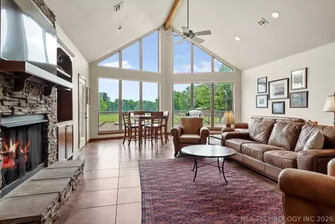 Living - 2130 E 4675 Rd, Pryor, OK 74361 photo 2 of 5