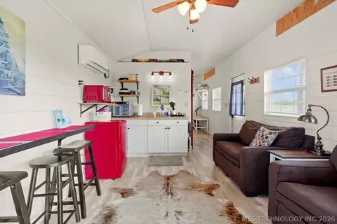 Living - 2130 E 4675 Rd, Pryor, OK 74361 photo 4 of 5