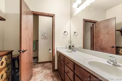 Bath - 2130 E 4675 Rd, Pryor, OK 74361 photo 2 of 4