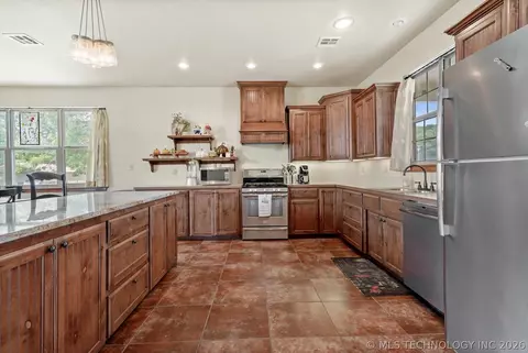 Kitchen - 2130 E 4675 Rd, Pryor, OK 74361 photo 1 of 2