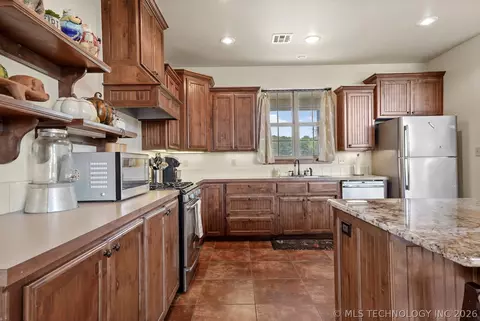 Kitchen - 2130 E 4675 Rd, Pryor, OK 74361 photo 2 of 2