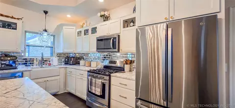 Kitchen - 414894 E 1203 Rd, Eufaula, OK 74432 photo 7 of 18