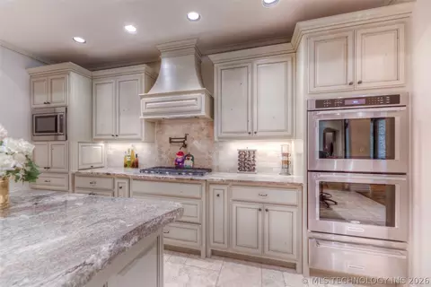 Kitchen - 17940 E Red Hawk Rd, Owasso, OK 74055 photo 2 of 7