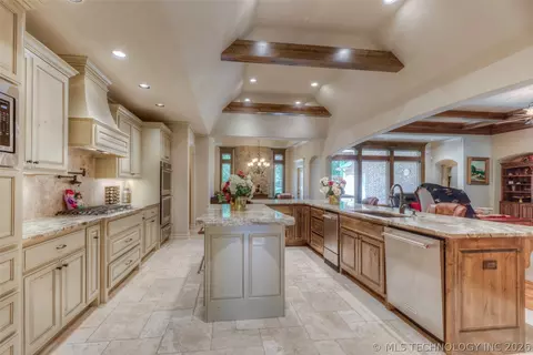 Kitchen - 17940 E Red Hawk Rd, Owasso, OK 74055 photo 6 of 7