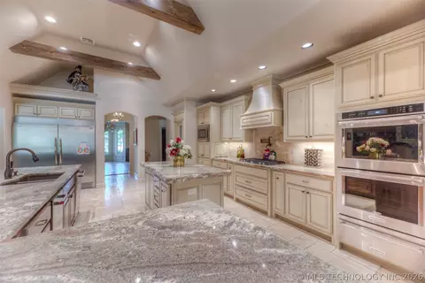Kitchen - 17940 E Red Hawk Rd, Owasso, OK 74055 photo 5 of 7