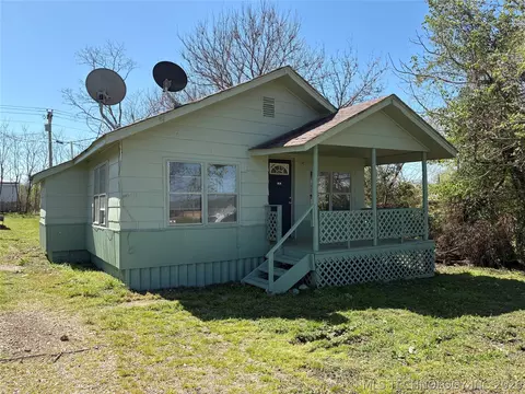 Exterior - 516 E 5th St, Hulbert, OK 74441 photo 2 of 3
