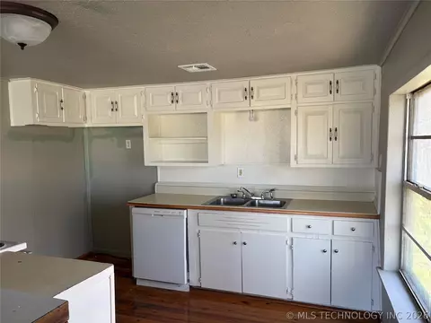 Kitchen - 516 E 5th St, Hulbert, OK 74441 photo 1 of 2
