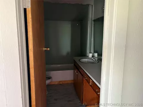 Bath - 516 E 5th St, Hulbert, OK 74441 photo 1 of 1