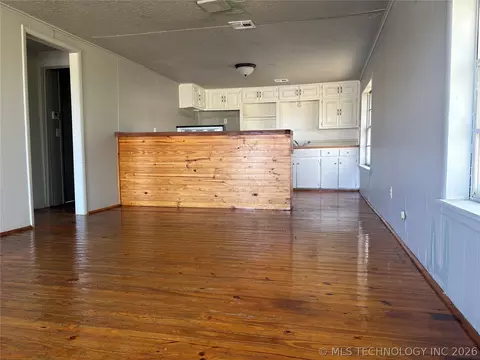Living - 516 E 5th St, Hulbert, OK 74441 photo 1 of 1