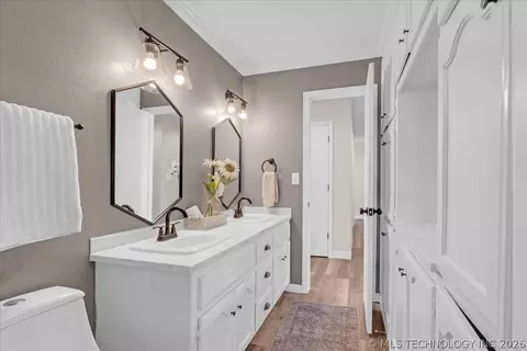 Bath - 7122 E 100th Pl, Tulsa, OK 74133 photo 2 of 6