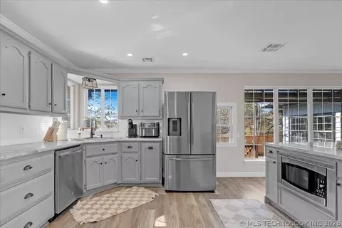 Kitchen - 7122 E 100th Pl, Tulsa, OK 74133 photo 1 of 5