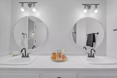 Bath - 7122 E 100th Pl, Tulsa, OK 74133 photo 5 of 6