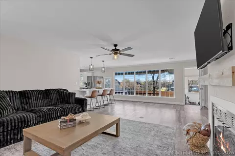 Living - 7122 E 100th Pl, Tulsa, OK 74133 photo 3 of 6
