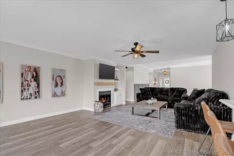 Living - 7122 E 100th Pl, Tulsa, OK 74133 photo 5 of 6