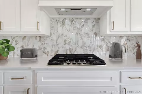 Kitchen - 5010 N Walnut Ave, Broken Arrow, OK 74014 photo 4 of 5