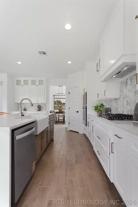 Kitchen - 5010 N Walnut Ave, Broken Arrow, OK 74014 photo 3 of 5