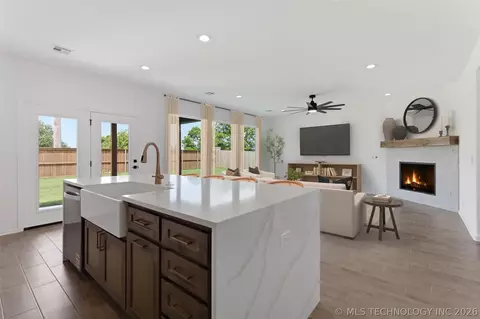 Kitchen - 5010 N Walnut Ave, Broken Arrow, OK 74014 photo 2 of 5