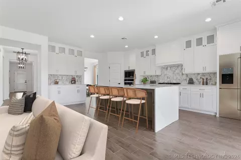 Kitchen - 5010 N Walnut Ave, Broken Arrow, OK 74014 photo 1 of 5